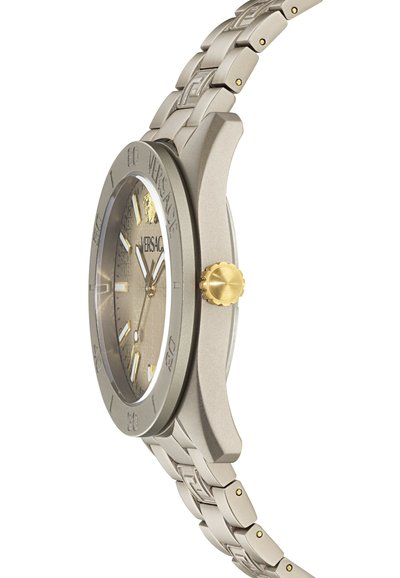Montre Versace avec un cadran texturé beige, un boîtier en acier inoxydable argenté et un bracelet en métal avec des accents géométriques et des détails dorés.