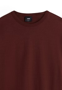 Bordowy bawełniany t-shirt z okrągłym dekoltem i krótkimi rękawami. Posiada prostą, gładką teksturę i wplecioną metkę marki wewnątrz dekoltu.