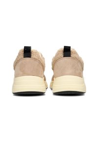 Beige Wildleder-Sneaker mit einem weichen, tanfarbenen Schafslederkragen, schwarzem Fersenlabel und einer off-white Gummisohle mit strukturierten Akzenten.