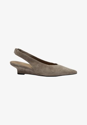 Chaussure slingback en daim gris avec un bout pointu et un talon bas et courbé. Présente une texture lisse et des détails de design minimalistes.