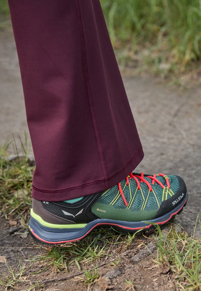 Salewa - MTN TRAINER LITE GTX - Scarpa da hiking - feld green/fluo coral, Ingrandire