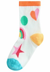 Chaussette blanche avec un revers orange, ornée de motifs colorés : cercle vert, cœur rose, arc-en-ciel, étoile rouge et talon jaune, avec un orteil turquoise.