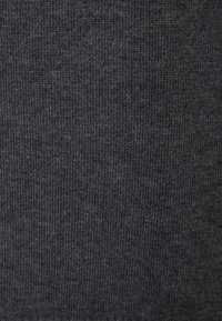 Tmavě šedá pletená tkanina s hladkou strukturou a jemným žebrováním, která vykazuje měkký a pružný vzhled.