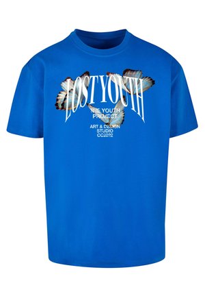 Modrá bavlnená tričko s krátkymi rukávmi, na prednej strane s grafikou motýľov a textom "STRATENÁ MLÁDEŽ PROJEKT MLÁDEŽE".