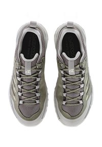 Graue Wanderschuhe mit Mesh-Gewebe, gepolstertem Zungen- und Kragenbereich, reflektierenden Akzenten und langlebigen Gummisohlen. Schnürdesign, leichte Bauweise.