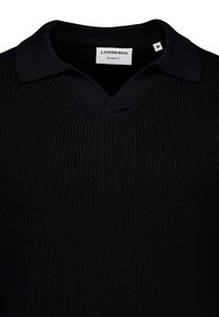 Maglione polo nero a coste con scollo a V e colletto. Presenta un tessuto intrecciato; l'etichetta riporta "LINDENBERGH RELAXED FIT," taglia M.