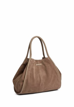 Pruun seemisnahast käekott kahe sangaga ja nahast ääristega, struktuurne pehme, lõtvade vormidega, valge tausta ees.