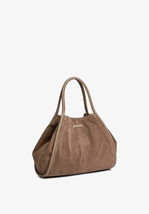 Pruun seemisnahast käekott kahe sangaga ja nahast ääristega, struktuurne pehme, lõtvade vormidega, valge tausta ees.