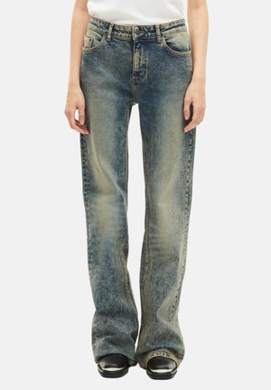 Lichtblauwe, wijd uitlopende denim jeans met een vervaagde wassingen, vijf zakken en contrasterende stiksels. Afgewerkt met een lichte flare aan de zoom.