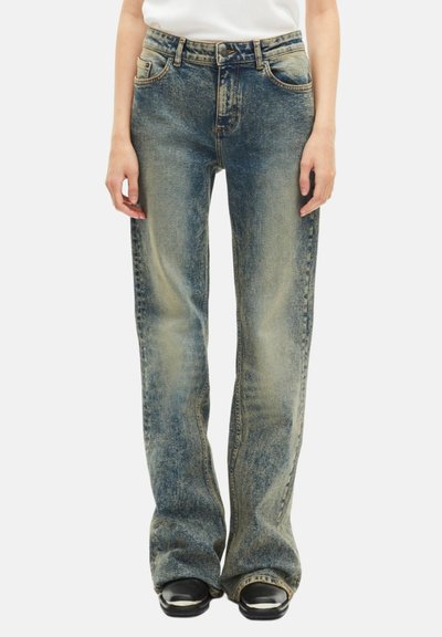 Lichtblauwe, wijd uitlopende denim jeans met een vervaagde wassingen, vijf zakken en contrasterende stiksels. Afgewerkt met een lichte flare aan de zoom.