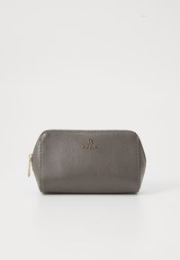 Pungă mică din piele texturată gri, cu fermoar aurie și logo-ul Furla pe față, așezată pe o suprafață albă.
