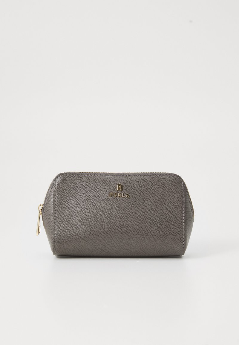Liten gråtexturerad läderpung med gulddragkedja och Furla-logotyp på framsidan, stående på en vit yta.