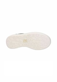 Suola della scarpa realizzata in un materiale di gomma bianca liscia, caratterizzata da disegni testurizzati tra cui motivi circolari e a onde. Accentuata da un marchio in oro.