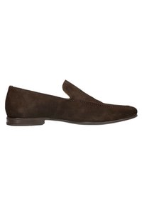 Chaussures en daim marron à enfiler, avec un bout pointu, présentant des coutures ton sur ton et une semelle basse et lisse. Aucun élément métallique ou ornement visible.