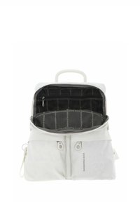 Sac à dos blanc avec extérieur texturé ; doté d'un intérieur spacieux doublé de noir, de poches avant zippées et de deux poignées supérieures pour le transport.