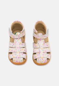 Sandali bianchi con motivi floreali multicolori, caratterizzati da un design con fasce, chiusure in Velcro e suole beige.