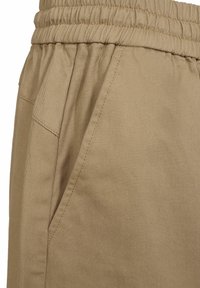 Pantaloni scurți cargo bej, cu un material texturat, talie elastică, buzunar lateral și cusături detaliate de-a lungul cusăturilor.