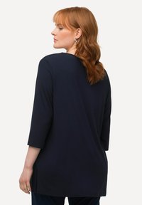 Marineblaue Tunika mit Dreiviertelärmeln, rundem Halsauschnitt, Seitenschlitzen und glattem, strukturiertem Gewebe.