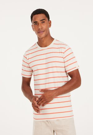 T-shirt rayé à col rond en beige et corail. Il possède des manches courtes et une texture douce, avec un accent logo sur la manche.
