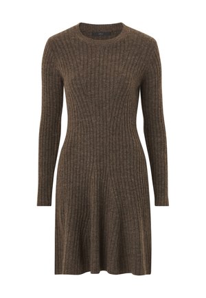 Donkerbruin geribbeld brei-jurk met lange mouwen en een ronde halslijn, getailleerde taille en een uitlopende skirt.