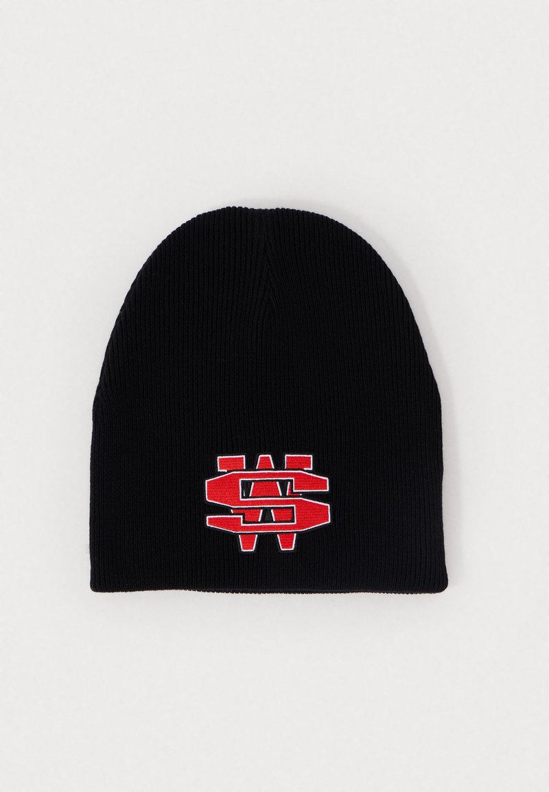 Berretto nero a maglia con una texture a costine, caratterizzato da un prominente logo rosso ricamato sul davanti. Forma arrotondata classica.