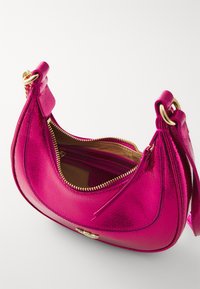 Borsa a spalla in pelle rosa con forma arrotondata, finitura testurizzata, chiusura a doppia zip e accenti in metallo dorato. Interno foderato.