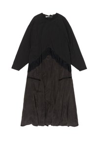 Czarna i ciemnoszara sukienka z długim rękawem, zdobiona koronkowym wykończeniem w kształcie litery V na dekolcie oraz dwoma przednimi kieszeniami.