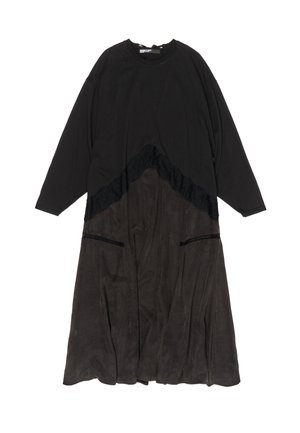 Vestido de manga larga negro y gris oscuro con un detalle de encaje en forma de V en el pecho y dos bolsillos frontales.