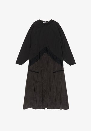 Czarna i ciemnoszara sukienka z długim rękawem, zdobiona koronkowym wykończeniem w kształcie litery V na dekolcie oraz dwoma przednimi kieszeniami.