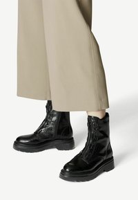 Tamaris Cowboy/biker ankle boot - black struct.