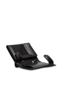 Portafoglio in pelle nera con tasca con zip, scomparti per carte e finestra trasparente per il documento d'identità. Presenta un design pieghevole e una superficie texturizzata.