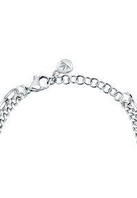 Bracciale in argento con anelli intrecciati, dotato di chiusura a gabbiano e di un piccolo ciondolo con design a foglia.