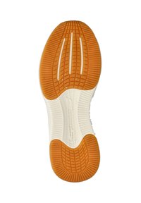 Suola di una scarpa con un design in gomma bianca e arancione, caratterizzata da scanalature testurizzate per aderenza e stabilità, evidenziando una struttura flessibile.