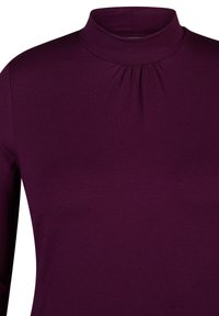 Lila Rollkragenoberteil mit gerafftem Detail am Ausschnitt, gefertigt aus einem glatten, dehnbaren Stoff, mit langen Ärmeln und figurbetonter Silhouette.