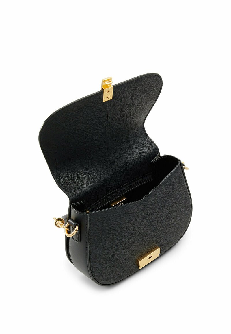 Borsa a spalla in pelle nera con forma curva, design strutturato, chiusura in ottone dorato e finitura testurizzata; tasca interna visibile.