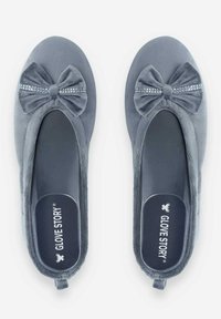 Ballerines en tissu gris avec une finition texturée, dotées d'un détail en nœud et d'accents en strass à l'avant, design à bout rond.