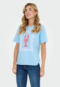 Lichtblauw katoenen T-shirt met een rode kreeftafbeelding binnen een wit geruit kader, casual pasvorm met korte mouwen.