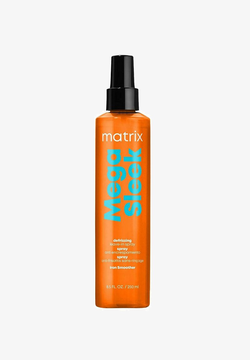 Matrix Mega Sleek defrizzing leave-in spray in een oranje fles van 240 ml. Voorzien van blauwe tekst en een zwarte spraydop voor applicatie.