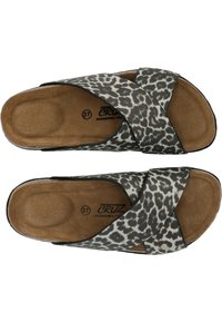 Grå leopardmönstrade öppna sandaler med korsande remmar, vadderad brun fotbädd och svart kant. Storlek 37 synlig på insidan.