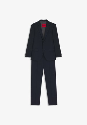 Marineblauw pak gemaakt van gladde stof, voorzien van een colbert met twee knopen, knoopsgaten met inkeping en pantalon met platte voorkant. Rode 'HUGO' label binnenin het colbert.