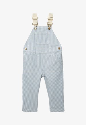 Salopette pour tout-petit rayée bleu clair et blanc, avec une poche poitrine devant, des poches latérales et des bretelles beiges réglables avec boucles métalliques.