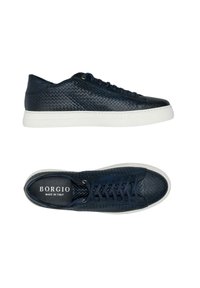 Granatowe skórzane sneakersy z plecionym wzorem, białymi gumowymi podeszwami i logo po wewnętrznej stronie. Klasyczny design na sznurowadła z okrągłym noskiem.