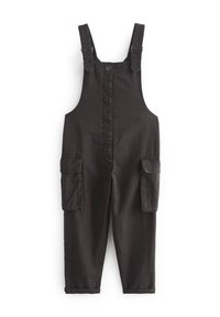 Sorte denim overalls med justerbare skulderstropper, forknaplukning og to store sidelommer. Afslappet pasform med opkrøllede ankler.
