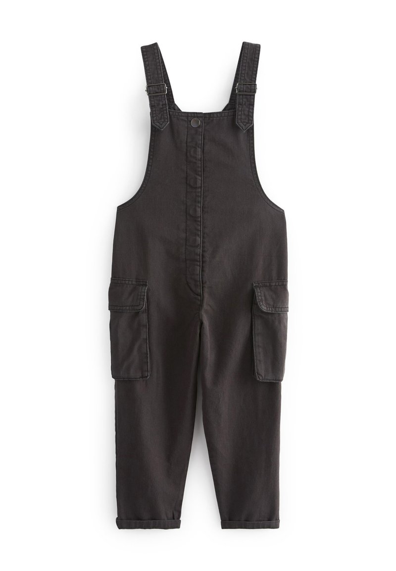 Sorte denim overalls med justerbare skulderstropper, forknaplukning og to store sidelommer. Afslappet pasform med opkrøllede ankler.