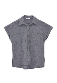 Rutig kortärmad skjorta i svart och vitt, med knapplist fram, två bröstfickor och klassisk krage. Material i bomull.