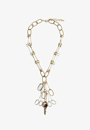 Guld- og sølvkæde med sammenlåste led, der har flere små løkker og et enkelt guldnøglevedhæng, der hænger i midten.