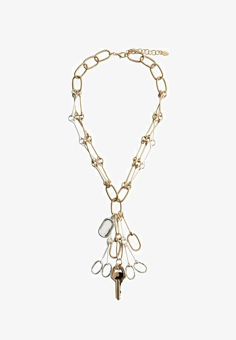 Collier chaîne en or et argent avec des maillons entrelacés, comportant plusieurs petites boucles et un pendentif clé en or suspendu au centre.