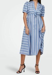 Blå randig klänning med korta puffärmar, V-ringning, insvängd midja och knytdetalj, gjort av lätt tyg, som når till halva kalven.