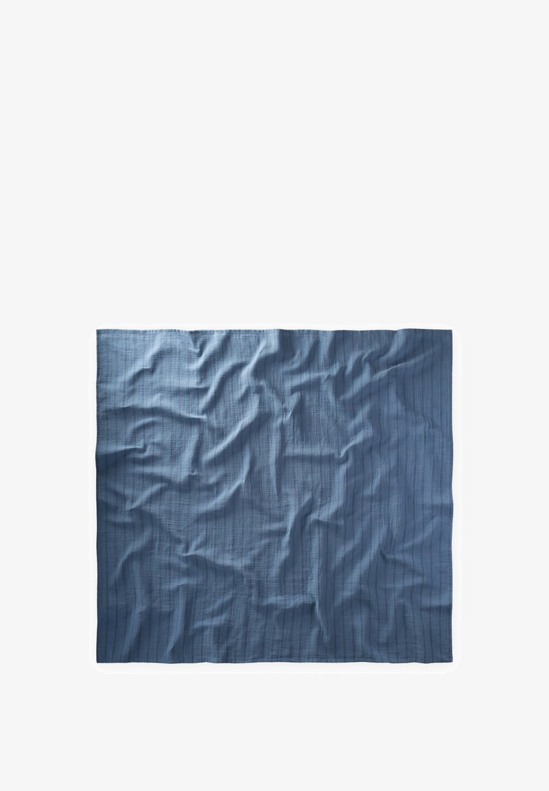 Gerimpeld blauw stof met een subtiele gestreepte patroon, gemaakt van lichtgewicht materiaal, met een zachte textuur en verschillende tinten blauw.