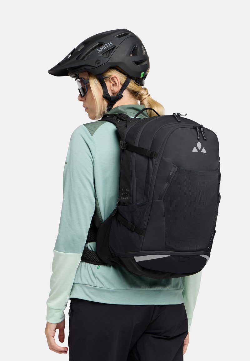 Zaino nero con tasche laterali in rete e un accento riflettente. Realizzato in materiale resistente, presenta spallacci regolabili per una vestibilità e comfort ottimali.